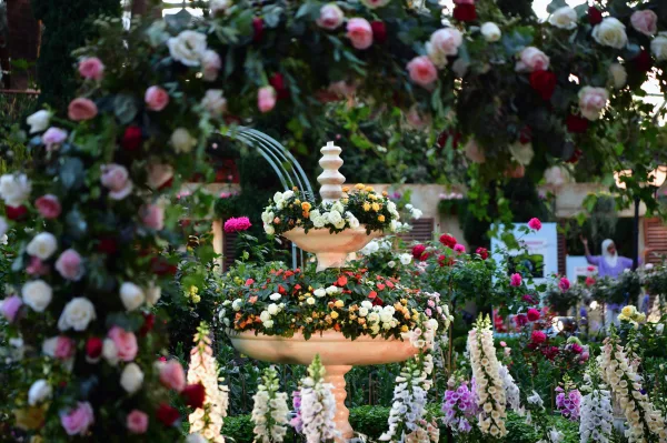 Fontaine florale romantique dans un jardin luxuriant