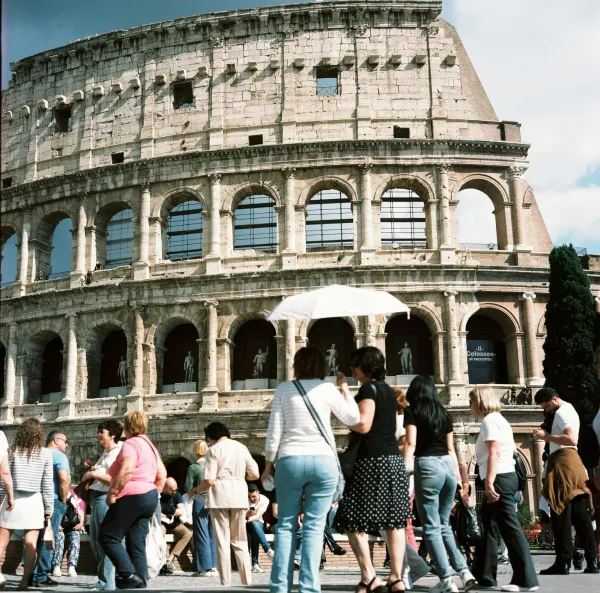 Touristes devant le Colisée historique de Rome