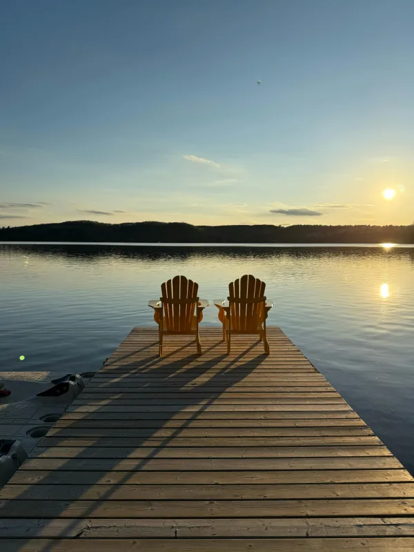 Ponton en bois sur lac au coucher soleil