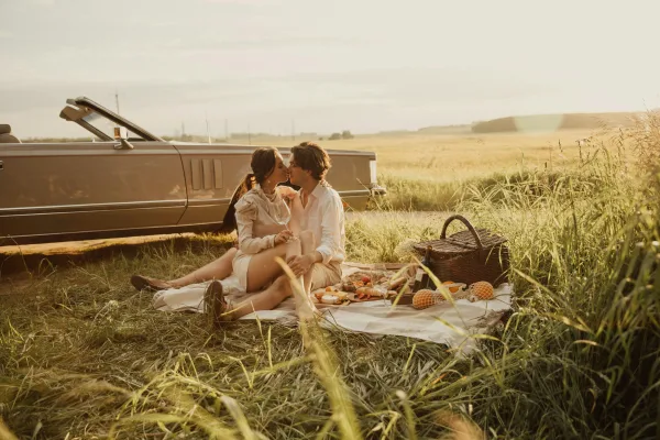 Couple romantique en pique-nique au coucher soleil
