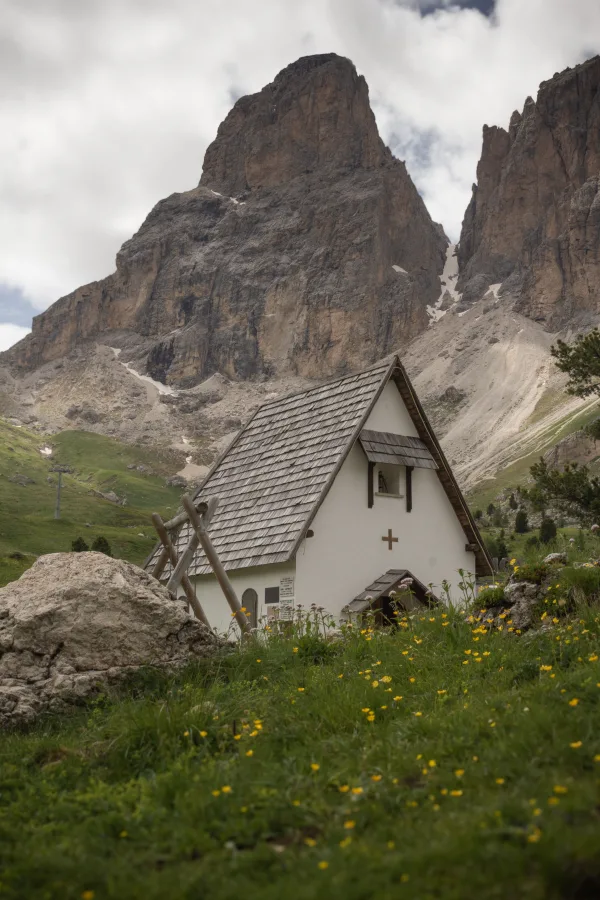 Petite chapelle alpine au pied des montagnes