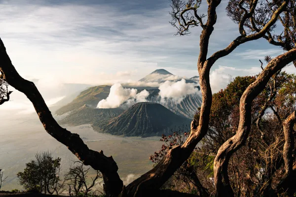 Paysage volcanique spectaculaire avec montagnes et nuages au lever du soleil