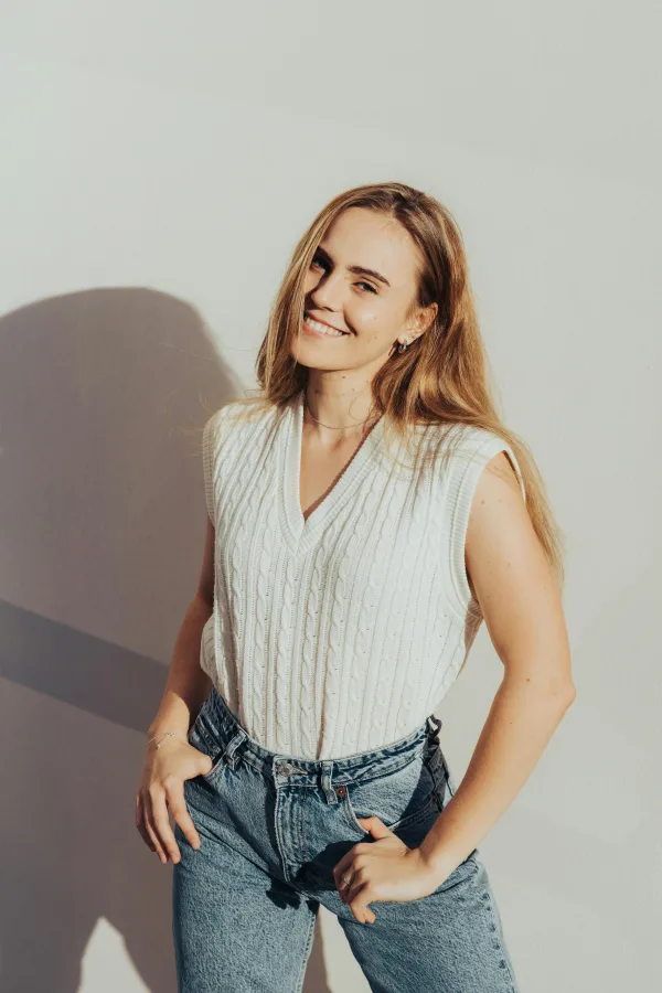 Portrait lumineux d’une jeune femme souriante en tenue décontractée
