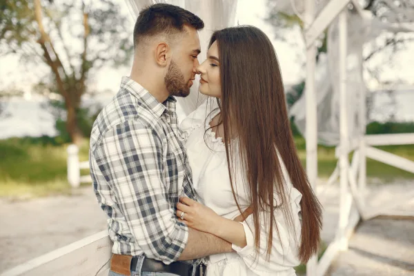 Couple amoureux dans un moment romantique et intime