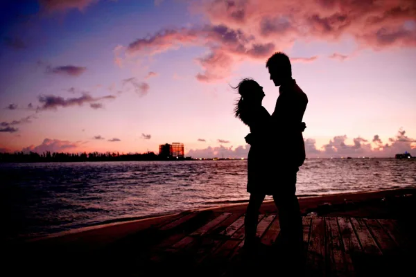 Silhouette romantique d’un couple au coucher du soleil