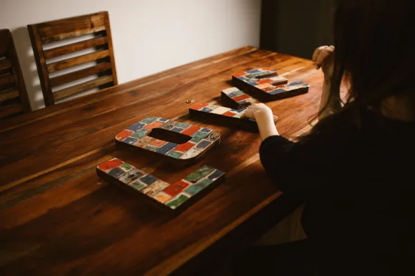 Lettres décoratives LOVE sur une table en bois