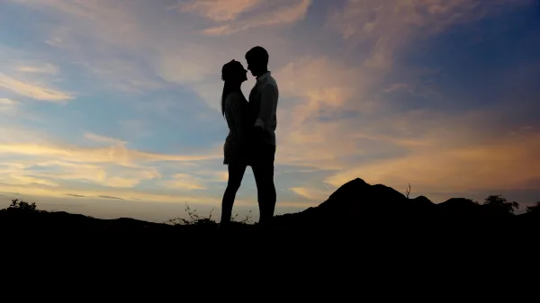 Silhouette romantique d’un couple amoureux au coucher du soleil
