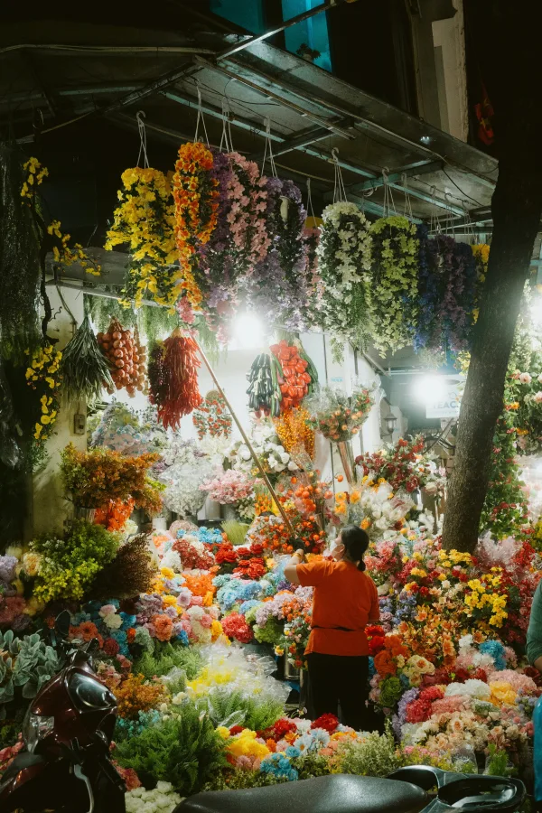 Marché aux fleurs coloré de nuit avec ambiance urbaine