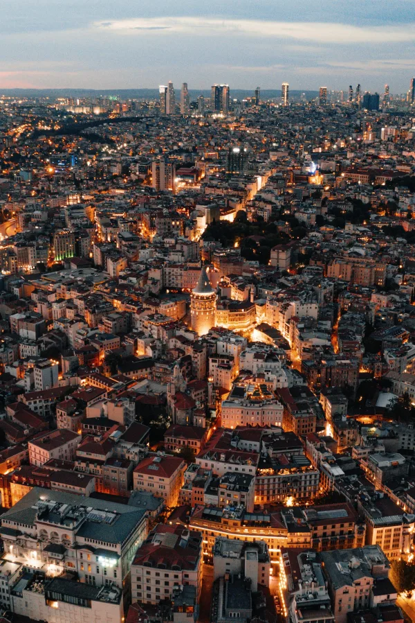 Vue aérienne d’une grande ville illuminée au coucher du soleil