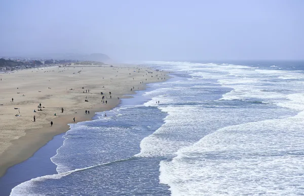 Vue panoramique d’une immense plage et des vagues océaniques