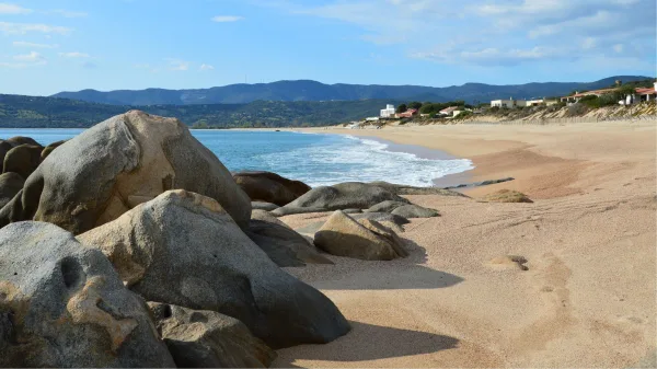 Plage rocheuse paisible avec sable doré et mer calme