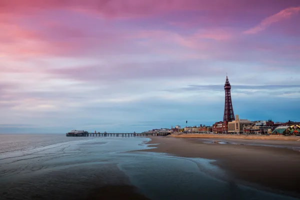Plage de Blackpool au coucher du soleil avec la Blackpool Tower