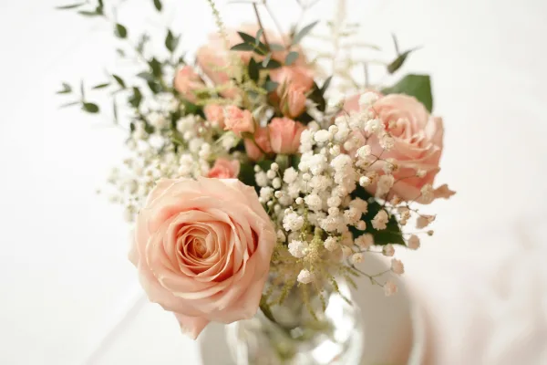 Bouquet de roses roses élégantes avec fleurs blanches
