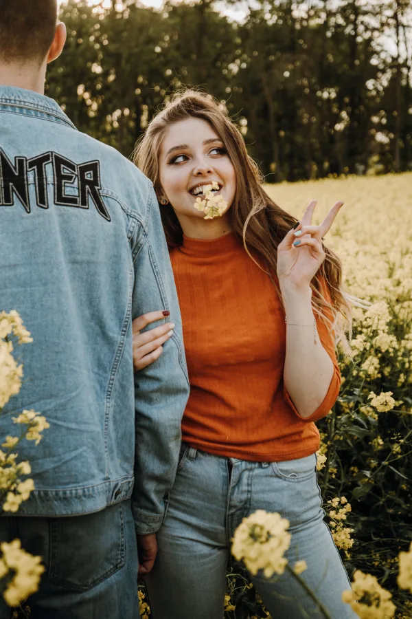 Jeune couple dans un champ de fleurs jaunes
