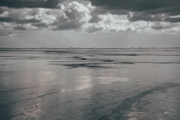 Paysage dramatique sous un ciel orageux au bord de l’eau