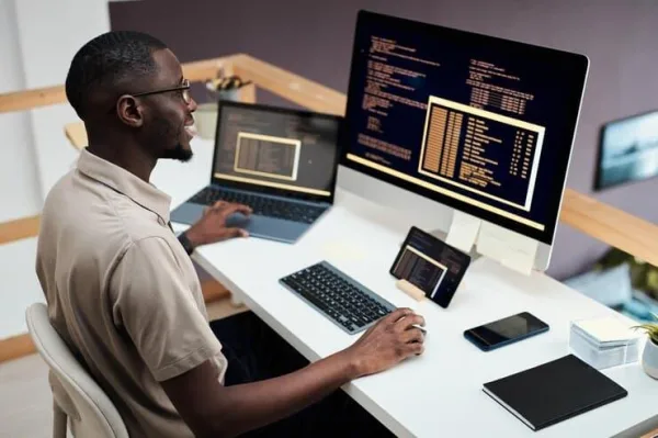 Développeur web travaillant sur un projet informatique