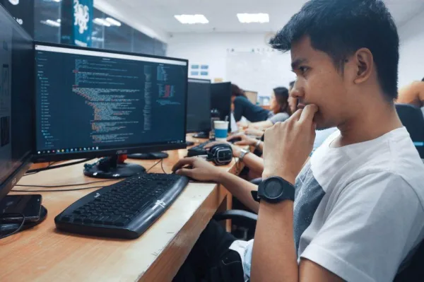 Développeur informatique analysant du code source