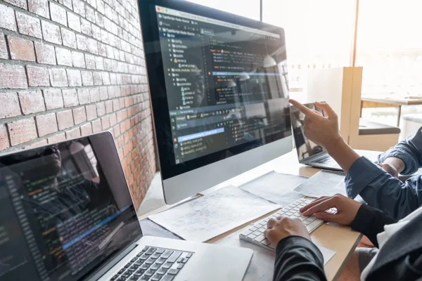 Développeurs web travaillant sur du code informatique en équipe