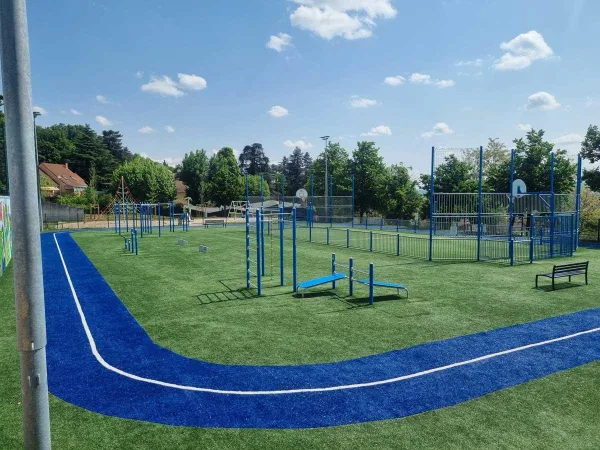 Terrain multisport moderne en extérieur avec équipements de fitness