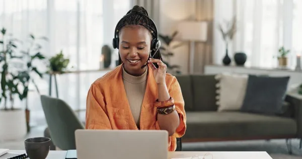 Femme en télétravail avec casque micro sur ordinateur portable