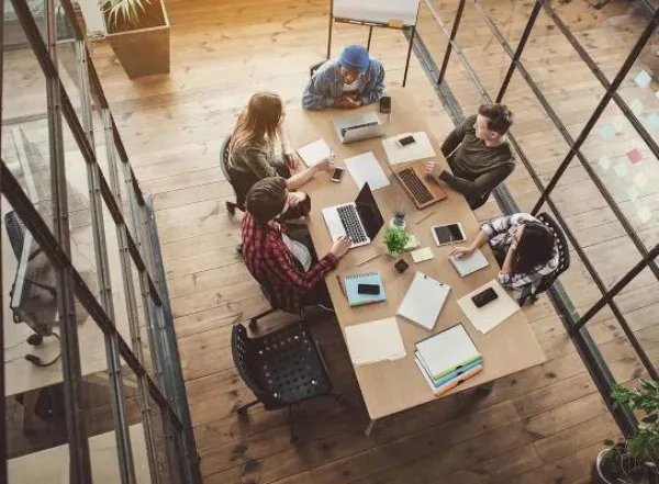 Équipe en réunion collaborative dans un espace de coworking