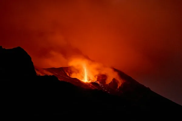 Éruption volcanique spectaculaire de nuit avec coulées de lave incandescentes