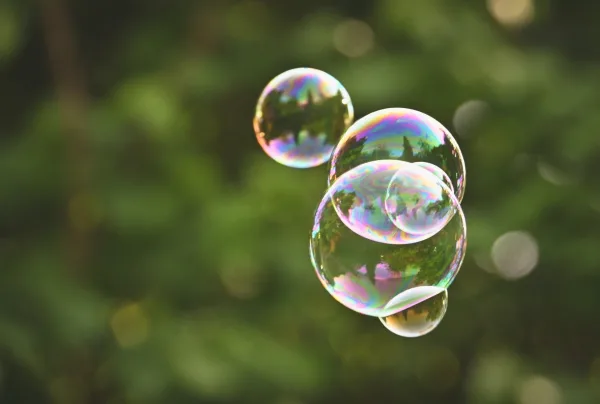 Bulles de savon colorées flottant dans la nature