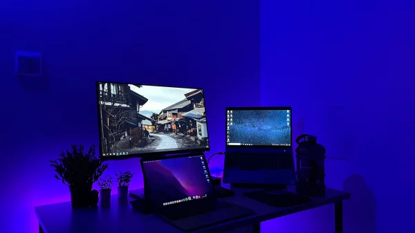 Setup informatique moderne avec éclairage LED bleu et plusieurs écrans