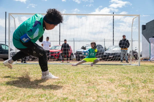 Jeunes gardiens de but en entraînement de football sur terrain