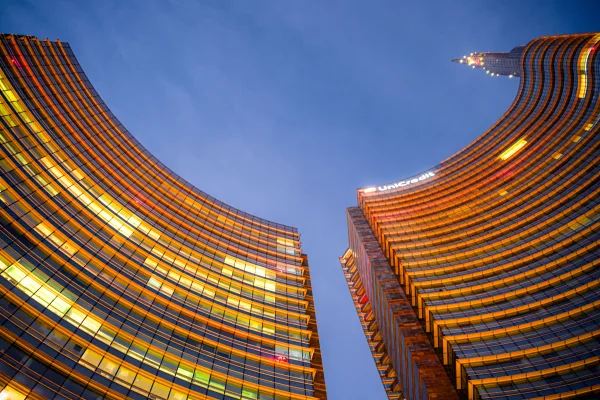 Gratte-ciels modernes illuminés dans un centre financier urbain