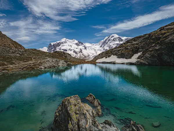 Lac de montagne aux eaux turquoise avec sommets enneigés