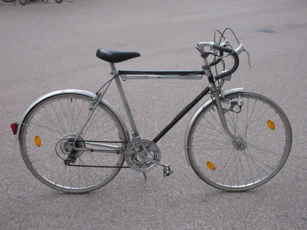 Vélo de route classique stationné sur une chaussée urbaine