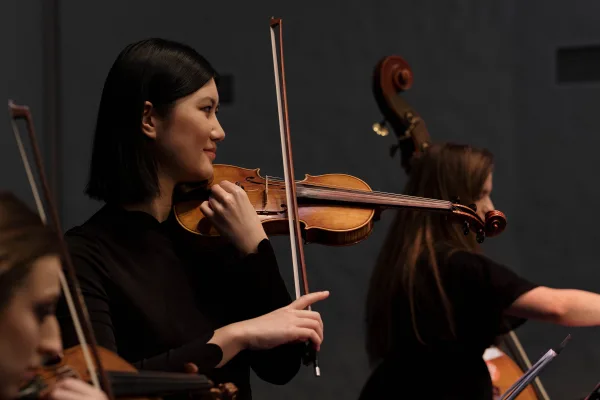 Violoniste jouant lors d’un concert de musique classique