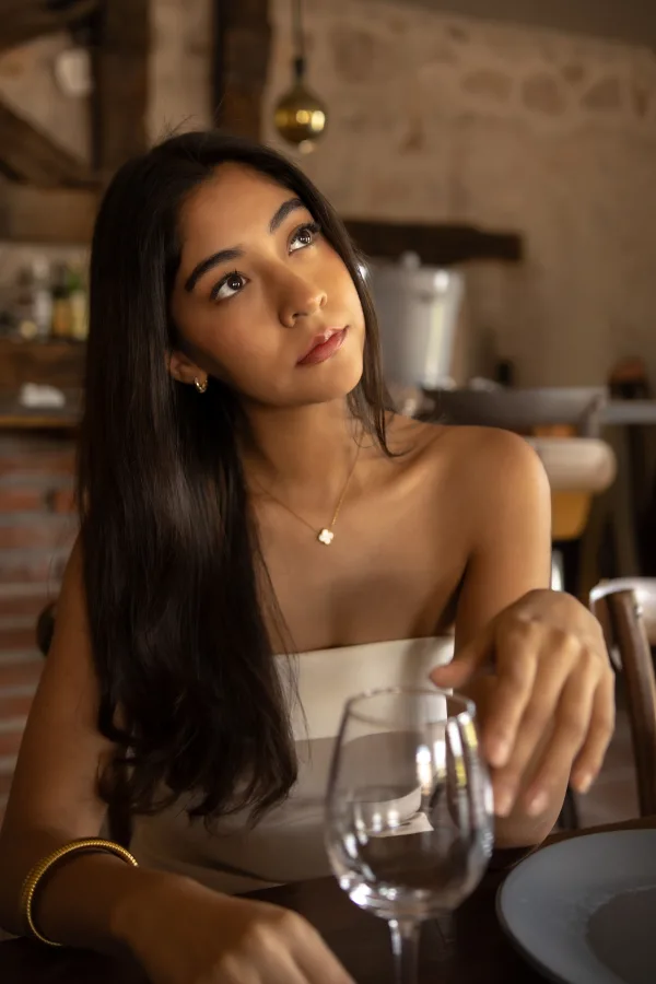 Portrait élégant d'une jeune femme dans un restaurant au style raffiné et chaleureux
