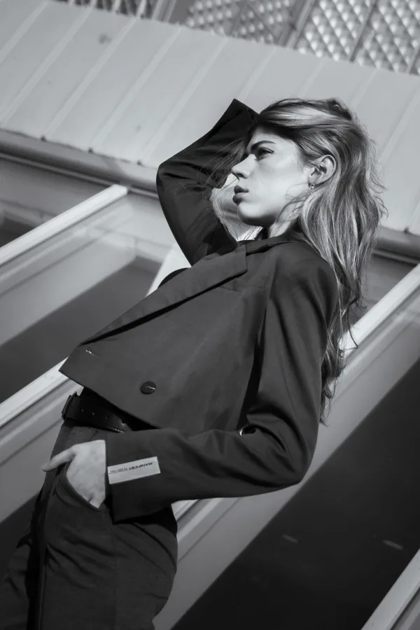 Portrait noir et blanc d'une femme élégante en tenue professionnelle