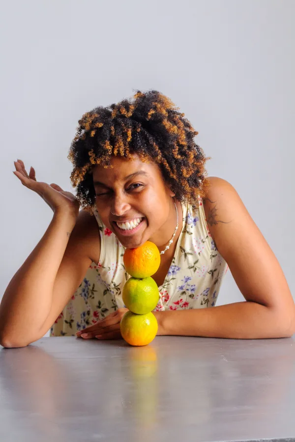 Portrait souriant d'une jeune femme avec agrumes frais