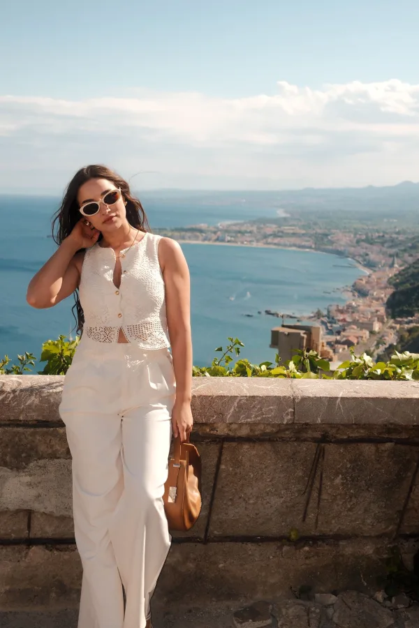 Jeune femme élégante avec vue panoramique sur la côte méditerranéenne
