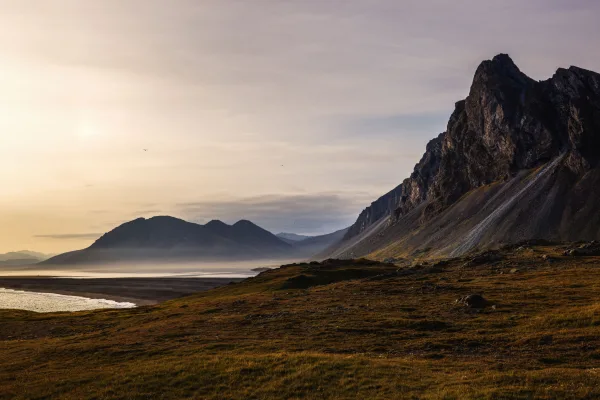 Paysage montagneux au coucher du soleil avec vallée et falaises rocheuses