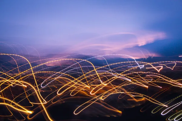 Traînées lumineuses abstraites en pose longue de nuit