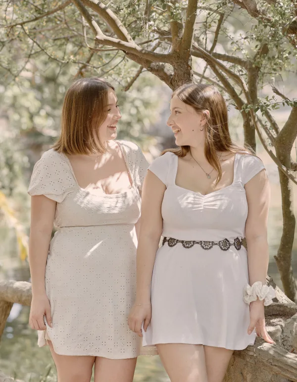 Deux jeunes femmes souriantes dans un jardin ensoleillé