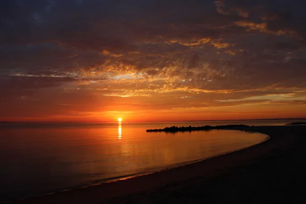 Coucher de soleil spectaculaire sur une plage au bord de la mer