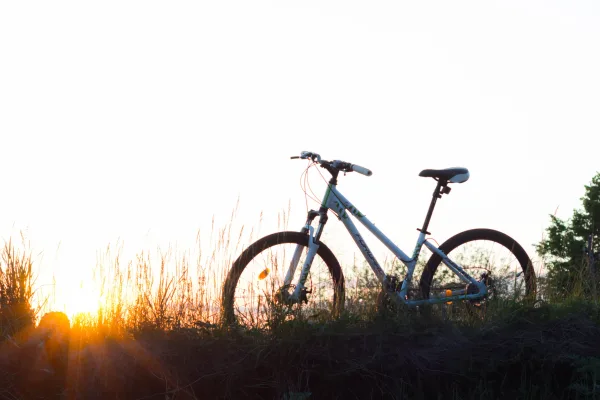 Vélo de montagne au coucher du soleil dans la nature