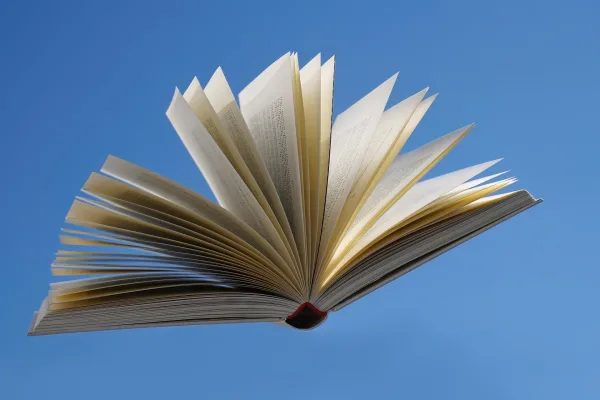 Livre ouvert avec pages en mouvement – Concept de lecture et d’éducation