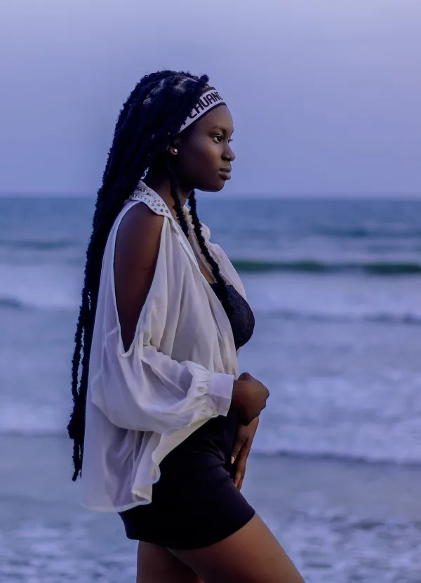 Portrait de femme sur la plage au coucher du soleil – Photo lifestyle en bord de mer