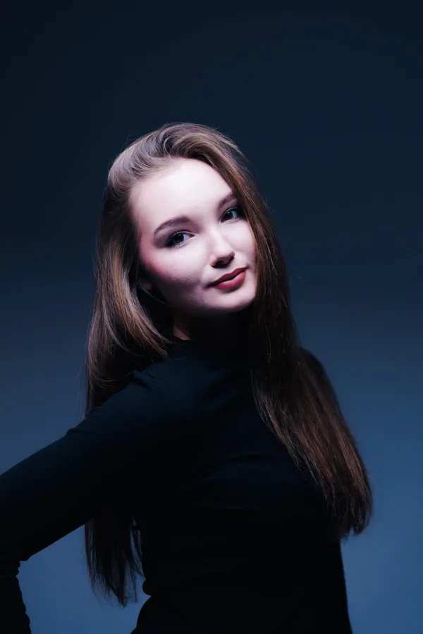 Portrait studio d’une jeune femme – Photo mode élégante sur fond sombre