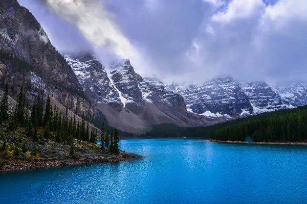 Lac Moraine dans le parc national de Banff entouré de montagnes enneigées