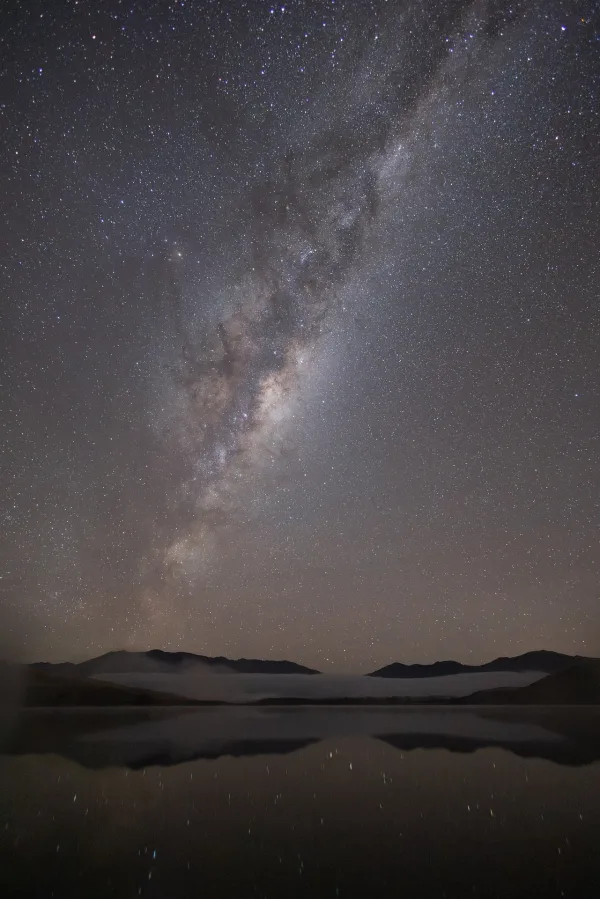 Voie lactée au-dessus d’un lac de montagne sous un ciel étoilé