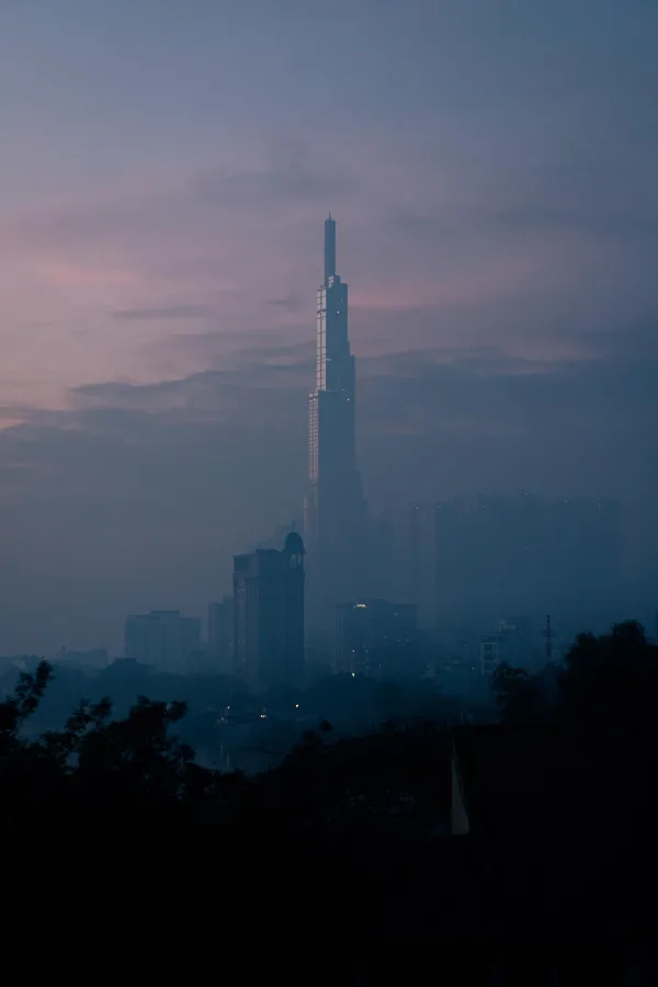 Gratte-ciel dans la brume au lever du jour en milieu urbain