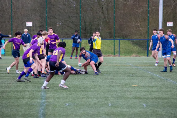 Match de rugby amateur sur terrain extérieur avec action de jeu intense