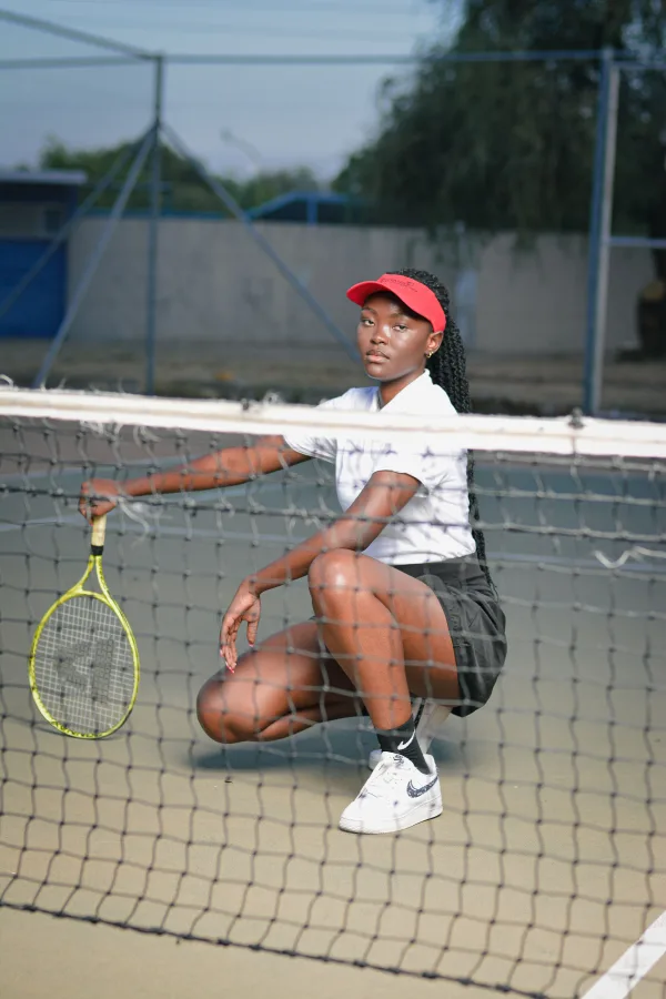 Joueuse de tennis sur un court extérieur avec raquette et filet